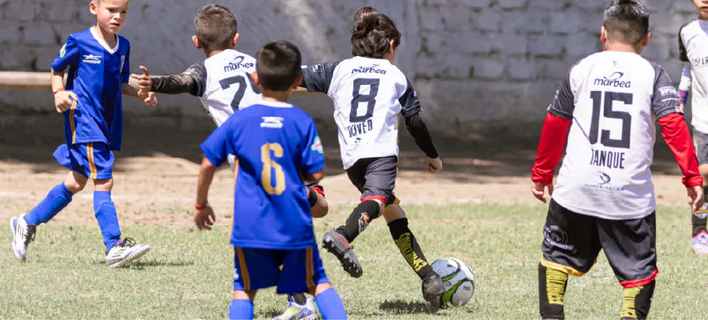 Atleta usando equipamiento deportivo premium