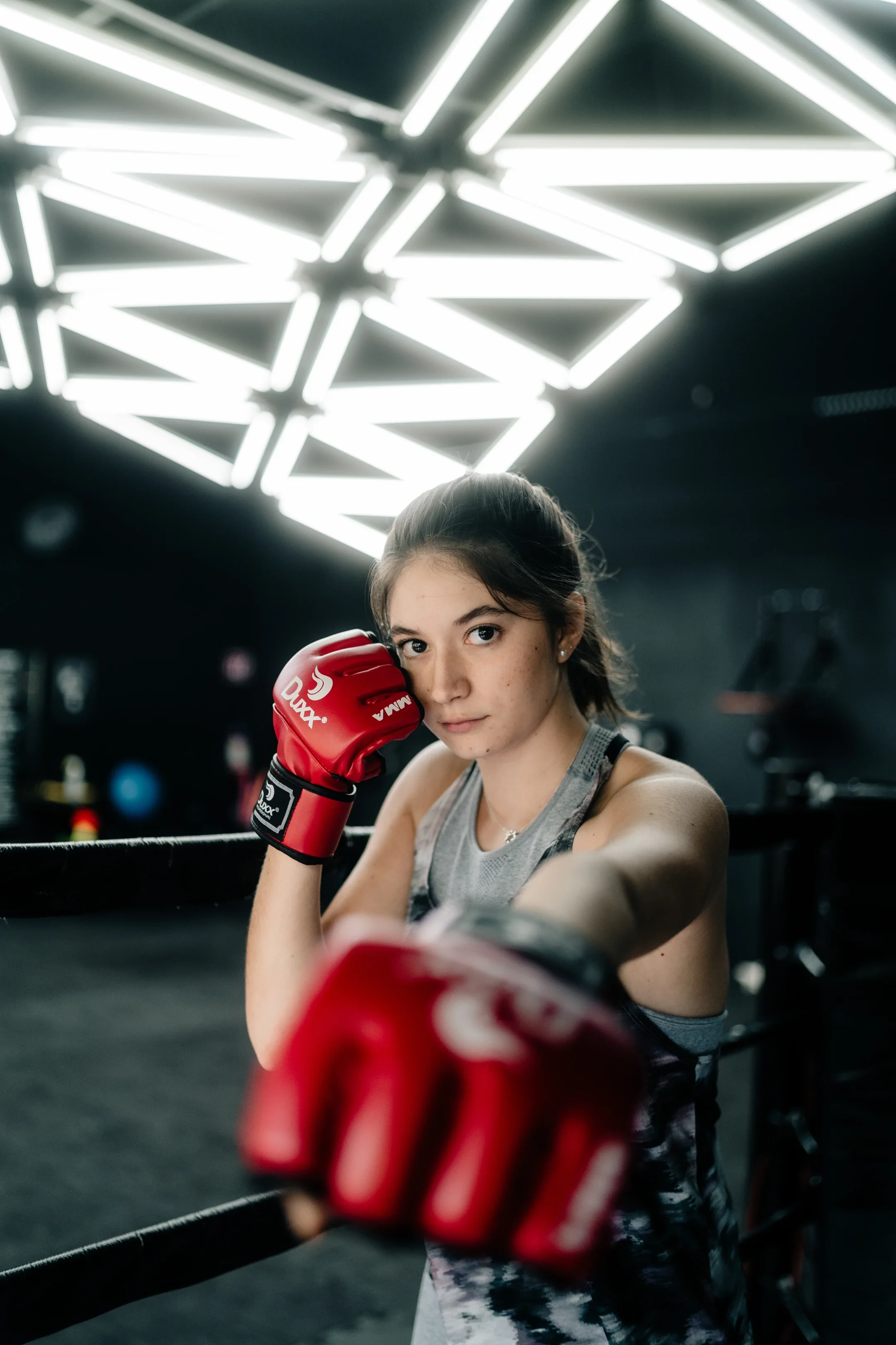 Atleta de box entrenando con guantes Duxx Sports